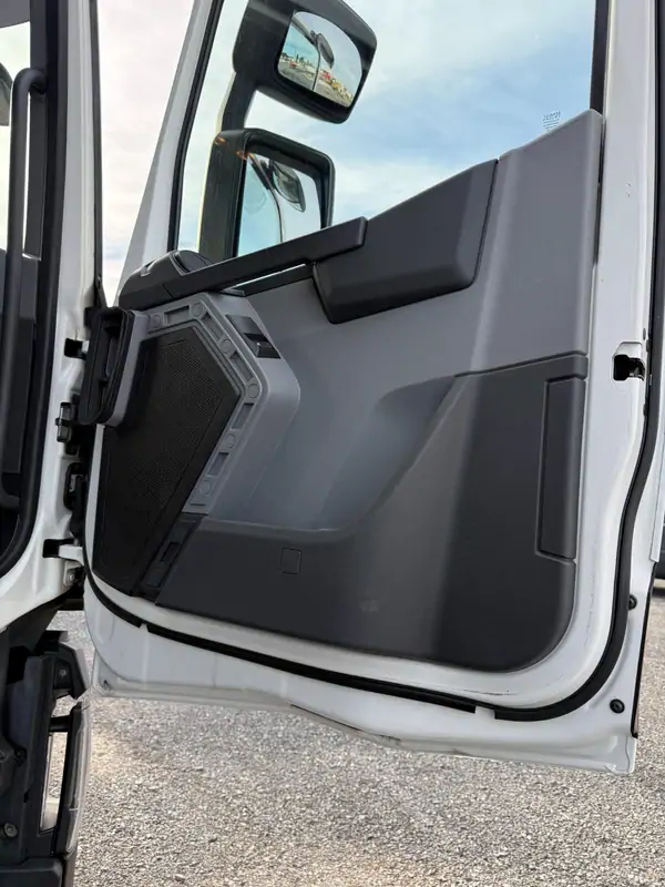 Used Renault T380 Automatic WHITE - Blanc 25