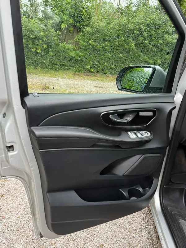 Used Mercedes-Benz V250d Automatic SILVER - Argent 16