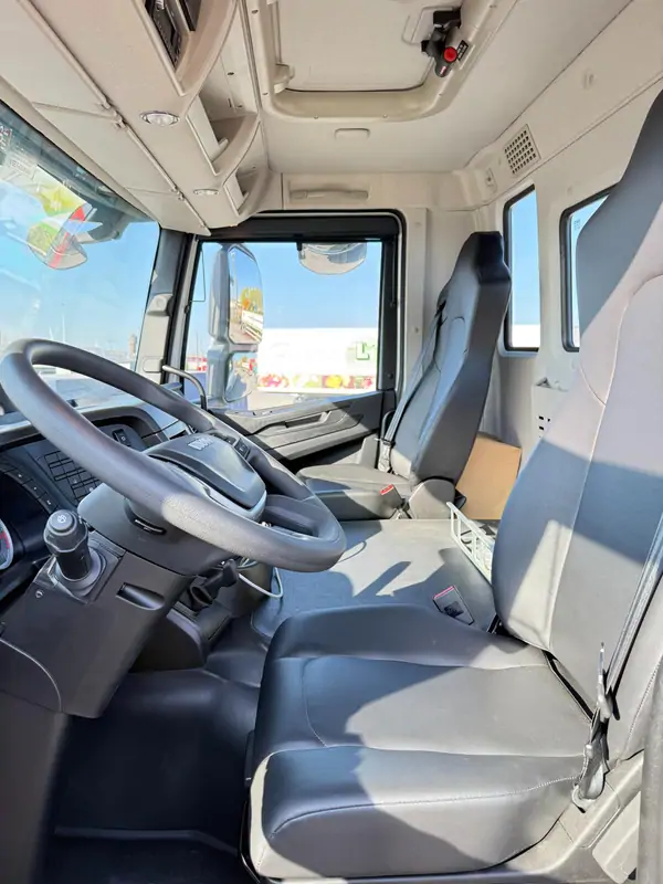 New Iveco AD300T48 Automatic WHITE - Blanc 17