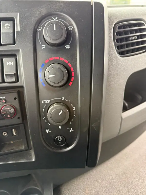 Occasie Renault D320 WIDE Automatic RED - Rouge 25
