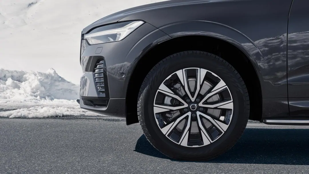 Vous êtes protégé(e) contre les offensives hivernales grâce aux pneus hiver de Volvo