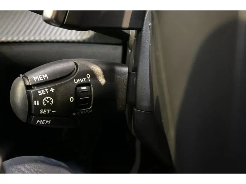 VEHICLE__CONDITION_SERVICE Peugeot 208 ALLURE*Dispo 04/2026 YELLOW 24