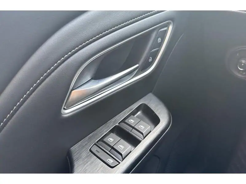 VEHICLE__CONDITION_SERVICE MG ZS LUXURY HEV RED 17