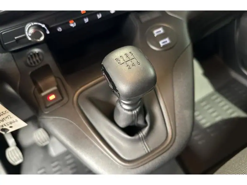 VEHICLE__CONDITION_SERVICE Peugeot Partner Standard Light 1.2 Turbo 110 Man.6 BLACK 16