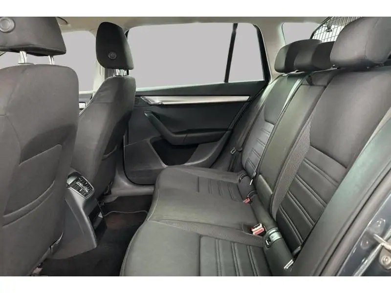 Occasion Skoda Octavia Break MANUAL GREY 18