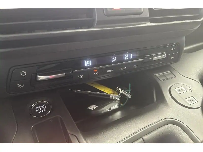 VEHICLE__CONDITION_SERVICE Peugeot Rifter STANDARD ALLURE GREEN 15