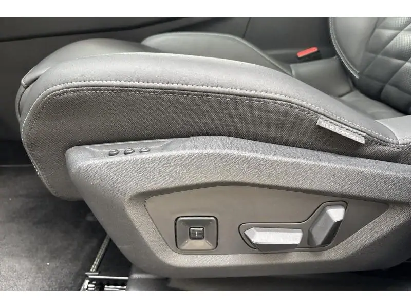 VEHICLE__CONDITION_SERVICE Peugeot 3008 GT FIRST EDITION GREY 24
