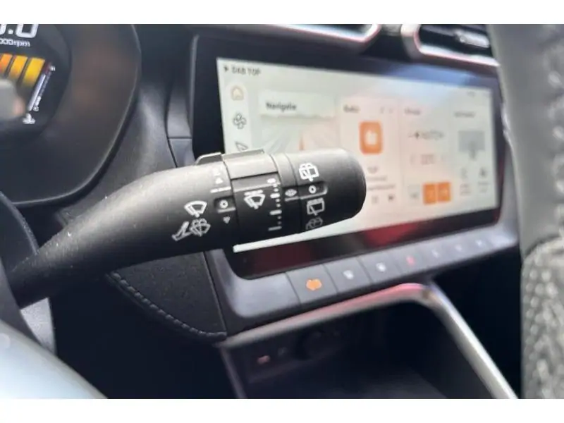 VEHICLE__CONDITION_SERVICE MG ZS LUXURY HEV RED 23