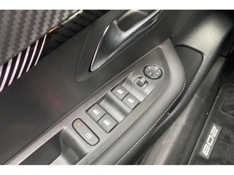 VEHICLE__CONDITION_SERVICE Peugeot 208 ENVY*Véh. de Direction! RED 17