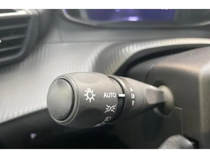 VEHICLE__CONDITION_SERVICE Peugeot 208 ALLURE WHITE 23