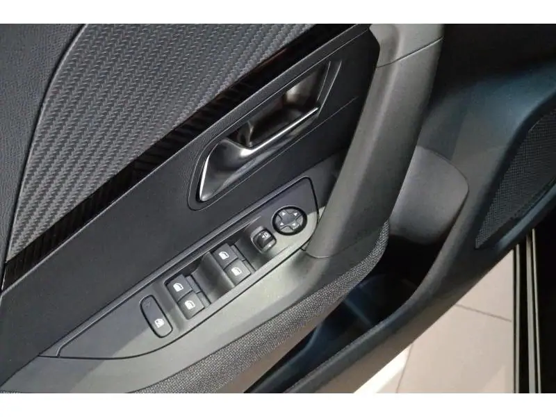 VEHICLE__CONDITION_SERVICE Peugeot 2008 Style Hybrid 136 BLACK 17
