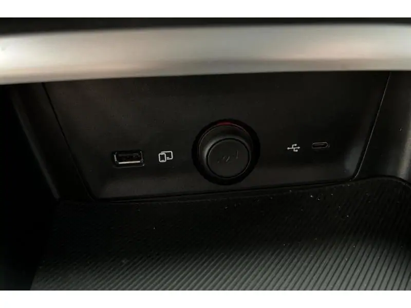 VEHICLE__CONDITION_SERVICE MG ZS HEV LUXURY RED 26