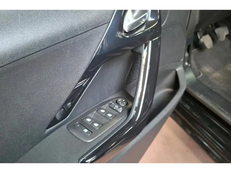 Occasion Peugeot 208 Allure Gps camera 110pk trekhaak BLACK 17