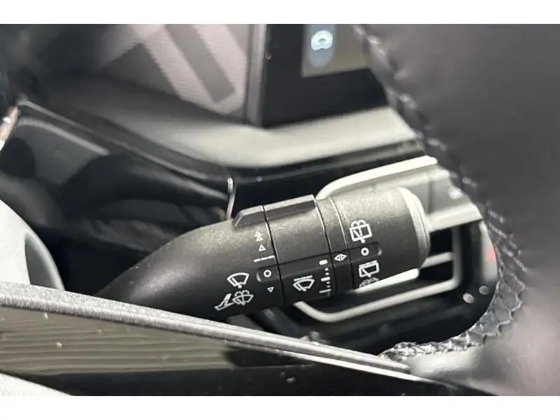 VEHICLE__CONDITION_SERVICE MG MG3 LUXURY HYBRID+ BLACK 32