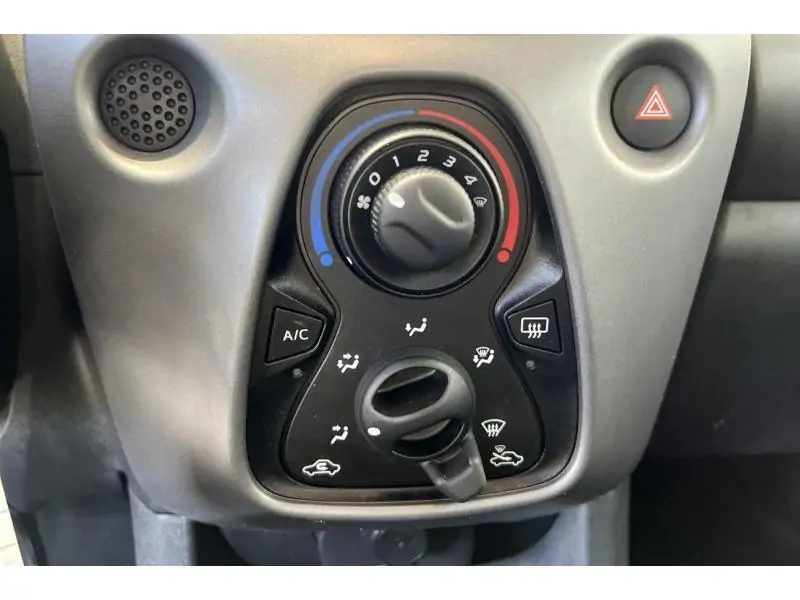 Occasion Toyota Aygo Berline MANUAL WHITE 15