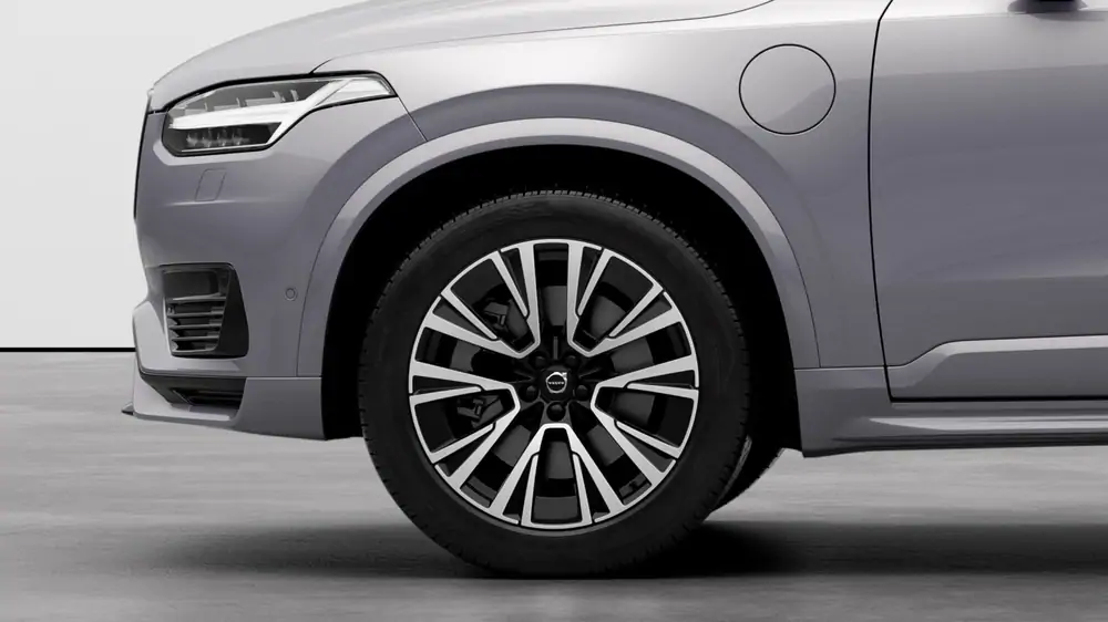 Nouveau Volvo XC90 SUV Plus Plug-in hybrid 8-speed Geartronic™ automatic transmission Silver Dawn 3