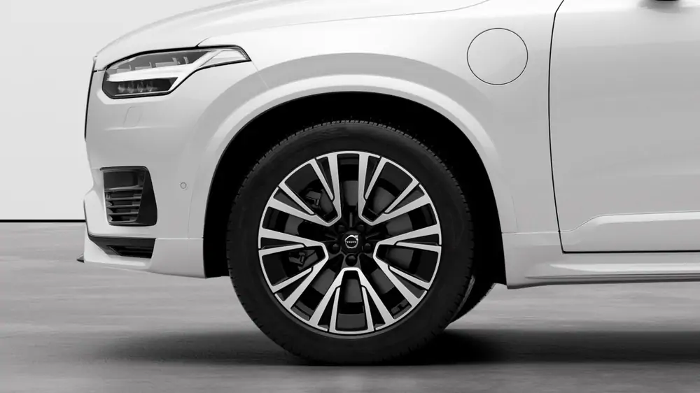 Nouveau Volvo XC90 SUV Ultimate Plug-in hybrid 8-speed Geartronic™ automatic transmission Crystal White Pearl 3