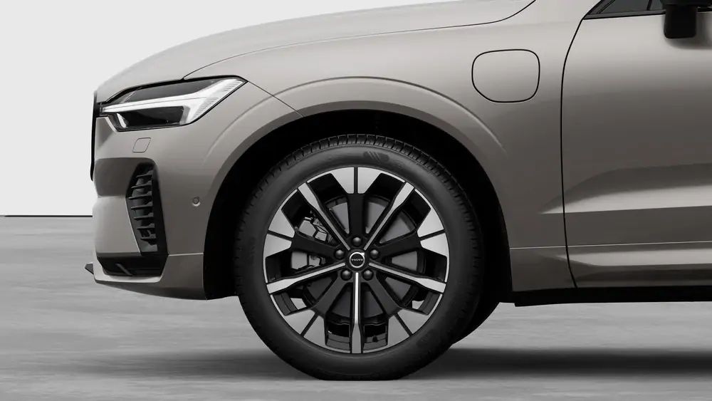 Nouveau Volvo XC60 SUV Plus Plug-in hybride (PHEV) 8-speed Geartronic™ automatic transmission Bright Dusk 3