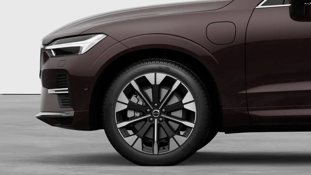 Nouveau Volvo XC60 SUV Ultimate Hybride rechargeable 4 roues motrices Mulberry Red 3