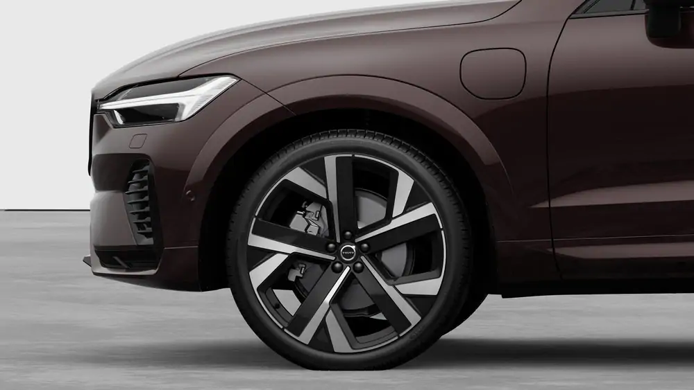 Nouveau Volvo XC60 SUV Ultimate Hybride rechargeable 4 roues motrices Mulberry Red 3