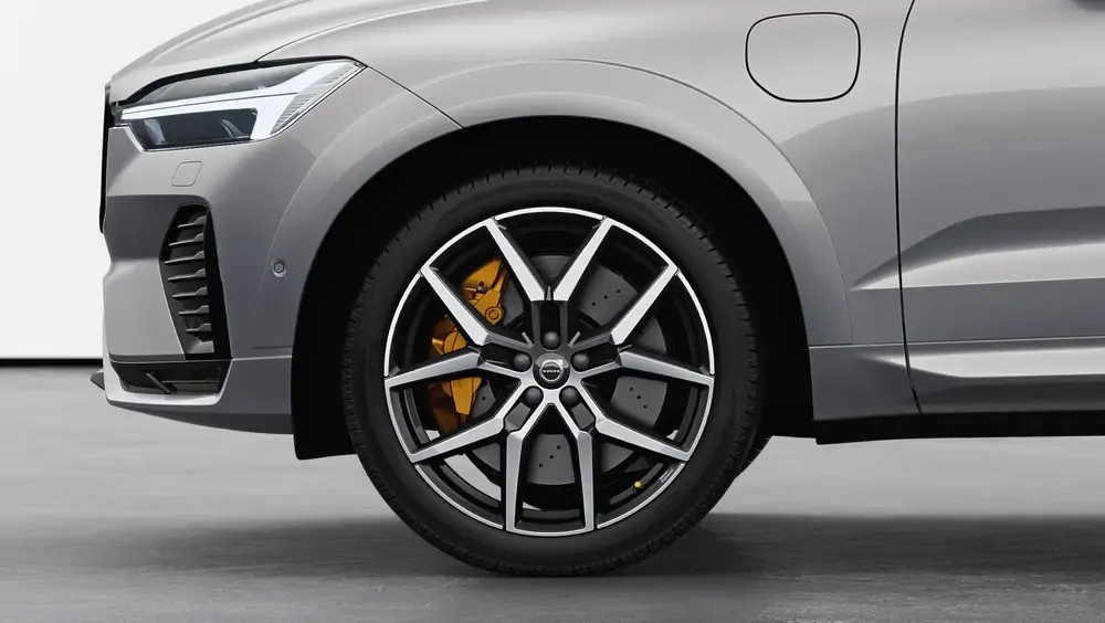 Nouveau Volvo XC60 SUV Polestar Engineered Hybride rechargeable 4 roues motrices Silver Dawn 3