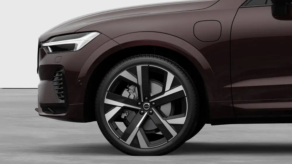 Nouveau Volvo XC60 SUV Ultimate Hybride rechargeable 4 roues motrices Mulberry Red 3