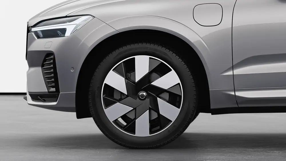 Nouveau Volvo XC60 SUV Ultimate Hybride rechargeable 4 roues motrices Silver Dawn 3