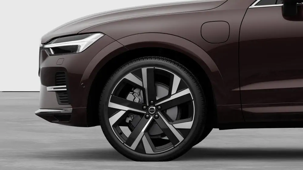 Nouveau Volvo XC60 SUV Ultimate Hybride rechargeable 4 roues motrices Mulberry Red 3
