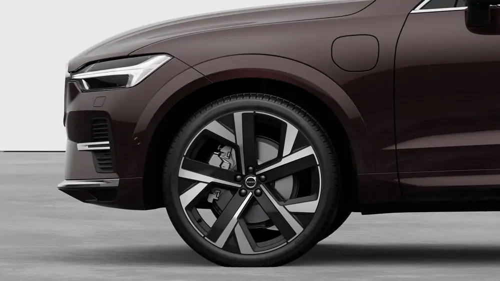 Nouveau Volvo XC60 SUV Ultimate Hybride rechargeable 4 roues motrices Mulberry Red 3