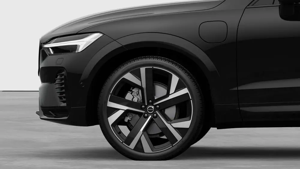 Nouveau Volvo XC60 SUV Ultimate Hybride rechargeable 4 roues motrices Onyx Black 3
