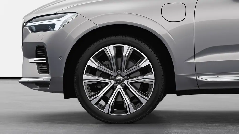 Nouveau Volvo XC60 SUV Ultimate Hybride rechargeable 4 roues motrices Silver Dawn 3