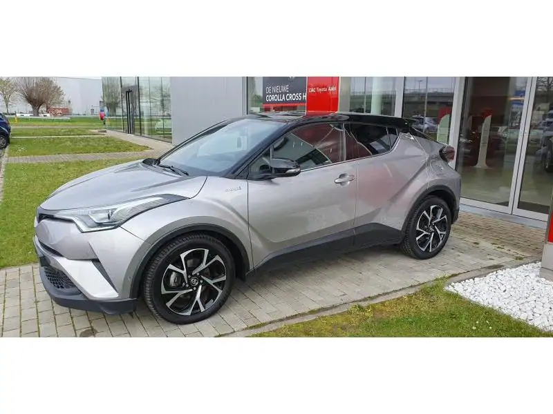 Occasie Toyota Toyota c-hr 5 d. 1.8 CVT HSD TC C-LUB bi-tone LHD 2NK - METAL STREAM METALLIC/BLACK RF 6
