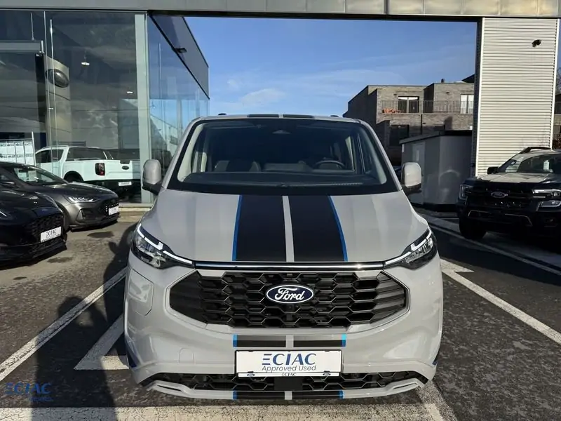 Occasie Ford Transit custom v710 MULTI-USE 320S SPORT 2.5T 227 T62P CT FWD SWB 2.5i 232pk / 171kW PHEV PN4EG - Premium niet-Metaalkleur: Grey Matter 2