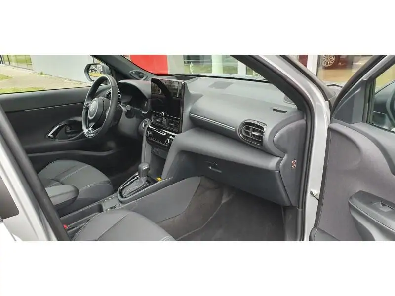 Nieuw Toyota Yaris cross B-SUV 1.5 TNGA HEV 130 2WD CVT Premiere 2VU - Silver Metallic/ Black 3