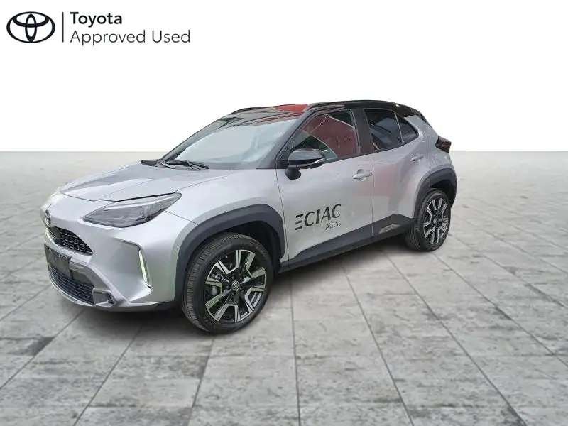 Nieuw Toyota Yaris cross B-SUV 1.5 TNGA HEV 130 2WD CVT Premiere 2VU - Silver Metallic/ Black 1