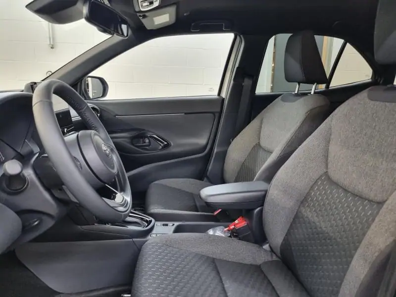 Nieuw Toyota Yaris cross B-SUV 1.5 TNGA HEV 2WD CVT Dynamic Plus 1L0 - Silver Metallic 4