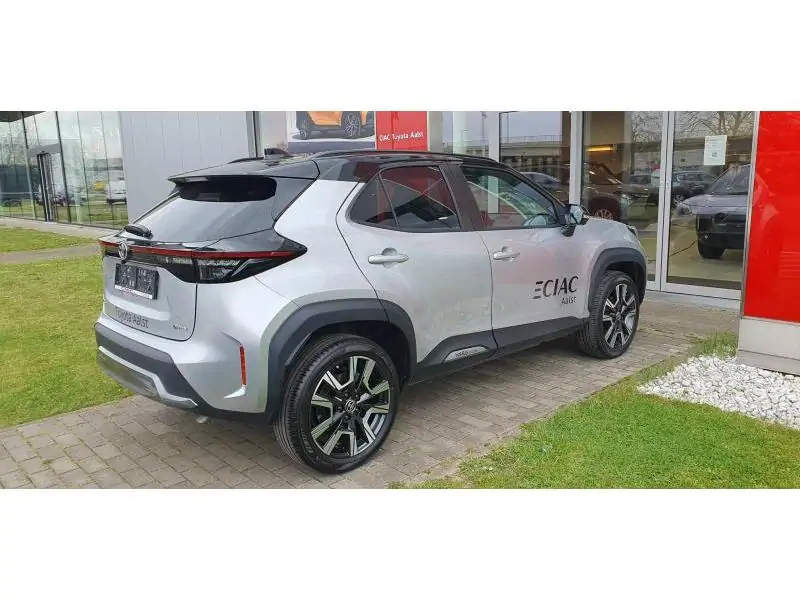 Nieuw Toyota Yaris cross B-SUV 1.5 TNGA HEV 130 2WD CVT Premiere 2VU - Silver Metallic/ Black 2