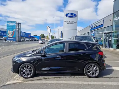 Occasie Ford Fiesta mca ST-Line 1.0i EcoBoost mHEV 125pk / 92kW A7 JKD - Metaalkleur "Agate Black"
