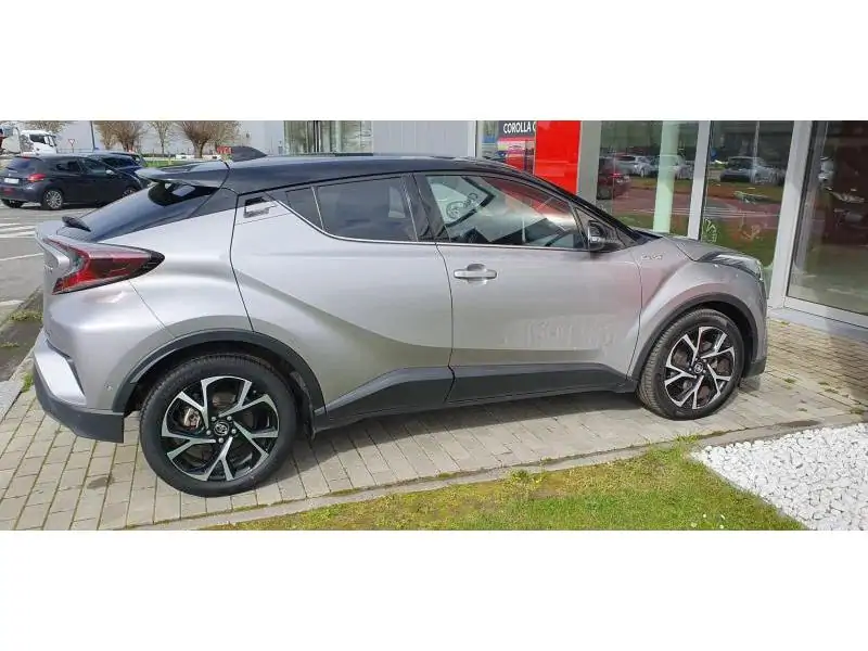 Occasie Toyota Toyota c-hr 5 d. 1.8 CVT HSD TC C-LUB bi-tone LHD 2NK - METAL STREAM METALLIC/BLACK RF 5