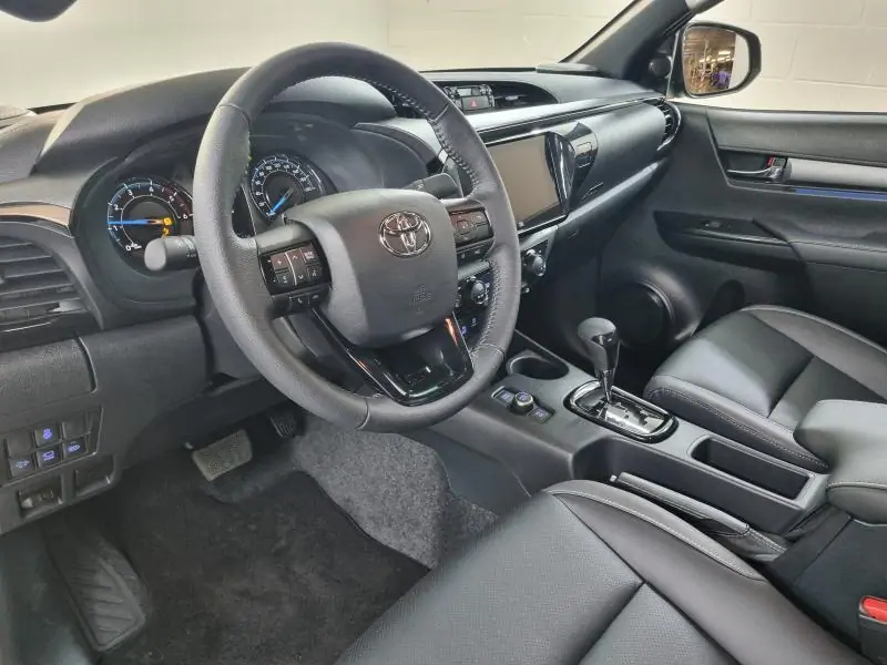 Nieuw Toyota Hilux 4x4 Double Cab 2.8L Diesel MHEV 6AT Invincib 218 - ATTITUDE BLACK 4