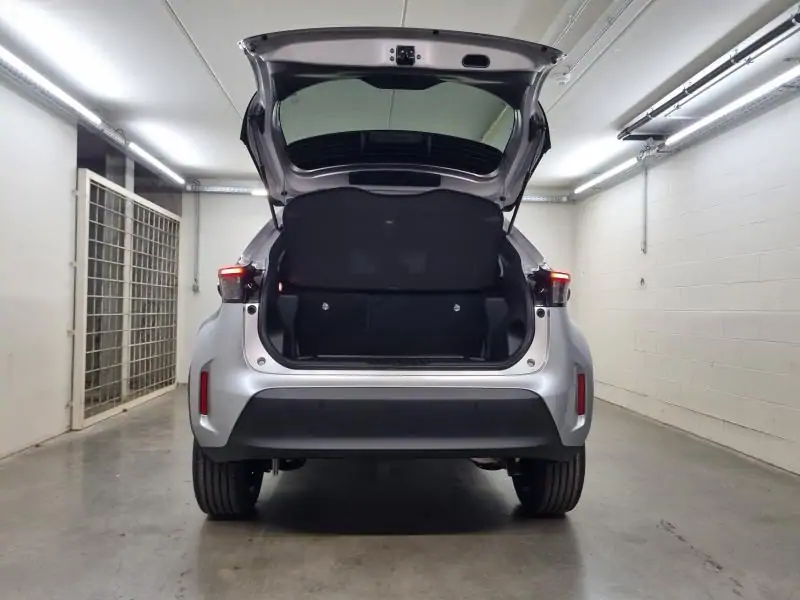 Nieuw Toyota Yaris cross B-SUV 1.5 TNGA HEV 2WD CVT Dynamic Plus 1L0 - Silver Metallic 8