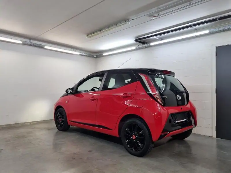 Occasie Toyota Aygo 5 d. 1,0 VVT-i 5MT x-play & pack x-cite 3P0 - SUPER RED V 7