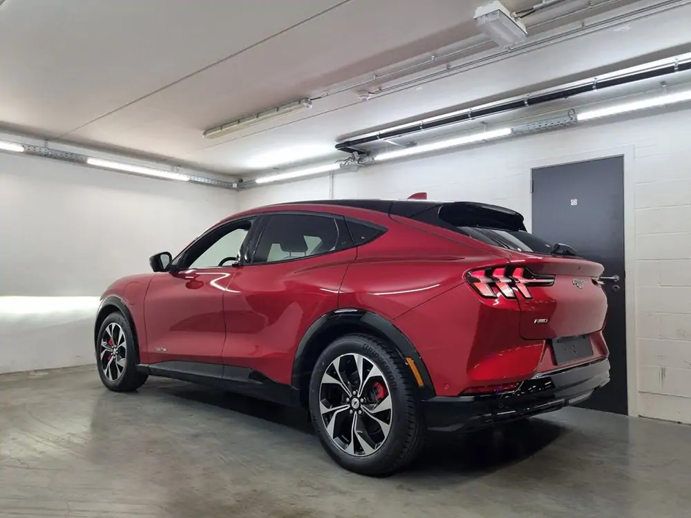 Demo Ford Mustang mach-e AWD 76kWh Standard Range 269pk/198kW - A1 7YF - "Rapid Red" Exclusieve metaalkleur 7