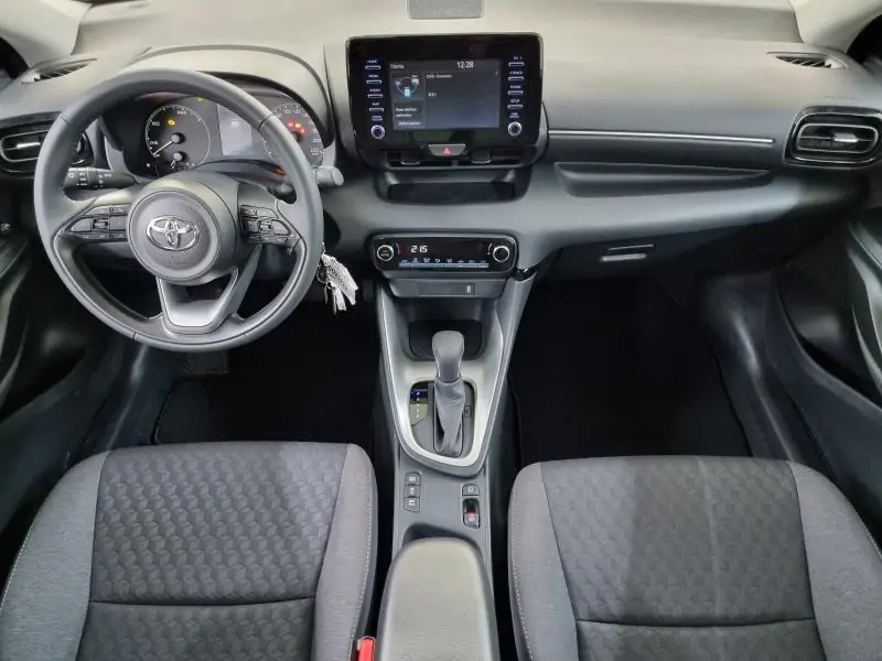 Occasie Toyota Yaris 5 d. 1,5 Hybrid e-CVT Active LHD 1F7 - ULTRA SILVER METALLIC 6